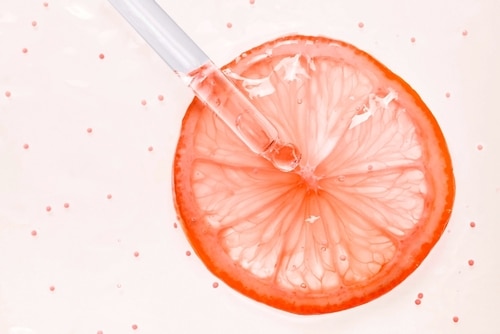 Un estudio descubre por qué las enfermedades de las encías son más frecuentes con la edad - Enzima del zumo de pomelo - Dr. Alex Farnoosh - Periodoncista Beverly Hills