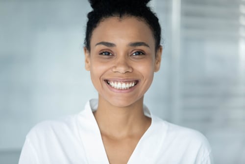 幸福美丽的非洲女孩穿着浴袍微笑的肖像 - 洛杉矶牙龈漂白牙医 - Alex Farnoosh 博士